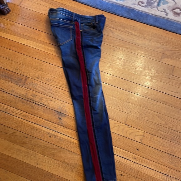 AQUA ( from Bloomingdale’s) SKINNY JEANS 25 RED VELVET SIDE STRIPE DOWN LEGS - Picture 6 of 7